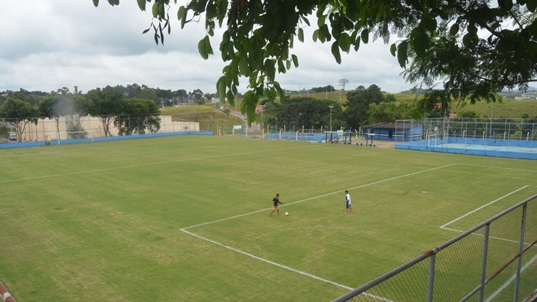 Vila São Geraldo recebe campo de futebol com novo gramado