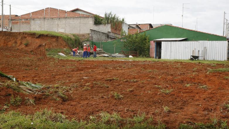 A ordem de serviço para o início da construção foi assinada pelo prefeito junto com os moradores e a obra já começou na mesma hora