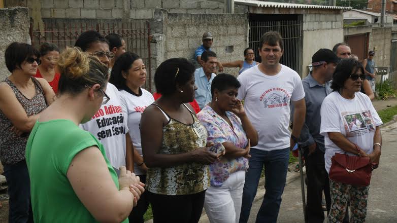 A ordem de serviço para o início da construção foi assinada pelo prefeito junto com os moradores e a obra já começou na mesma hora