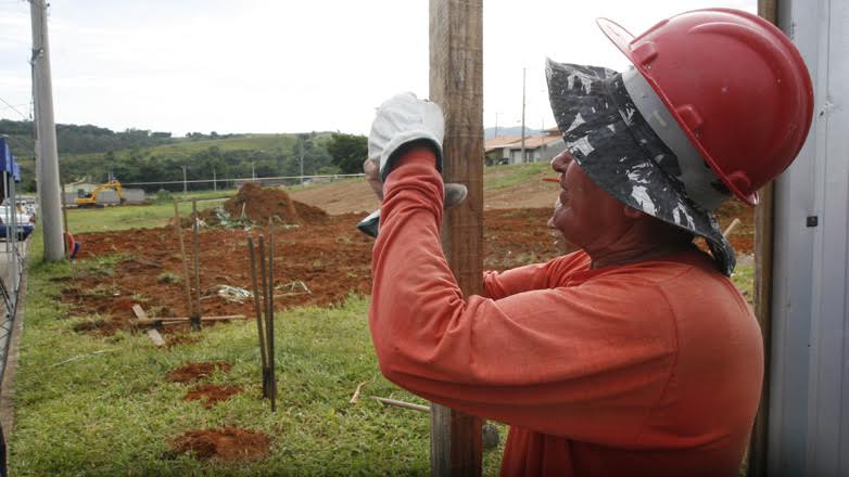 A ordem de serviço para o início da construção foi assinada pelo prefeito junto com os moradores e a obra já começou na mesma hora