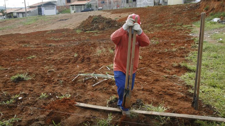A ordem de serviço para o início da construção foi assinada pelo prefeito junto com os moradores e a obra já começou na mesma hora