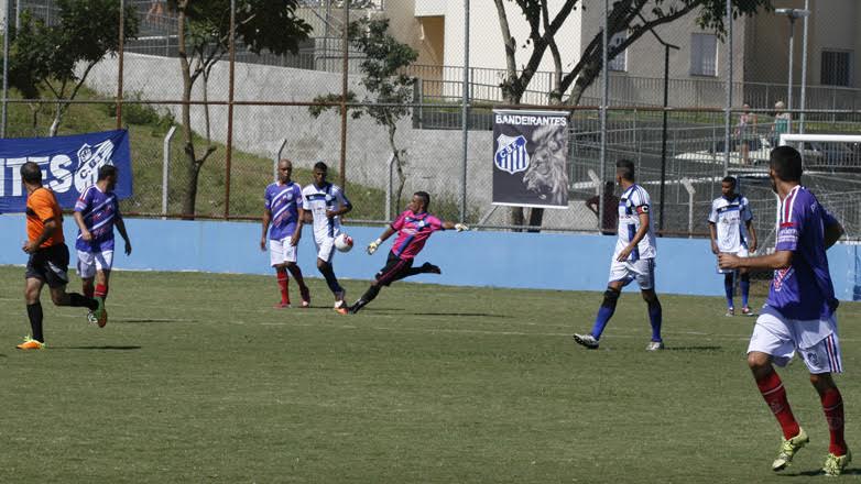 Para marcar a inauguração do novo gramado, Bandeirantes e Unidos da Vila se enfrentaram em um jogo amistoso.