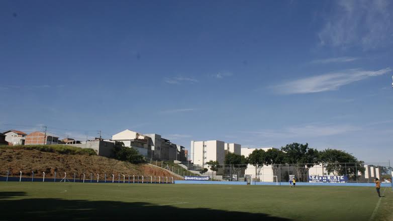 Para marcar a inauguração do novo gramado, Bandeirantes e Unidos da Vila se enfrentaram em um jogo amistoso.