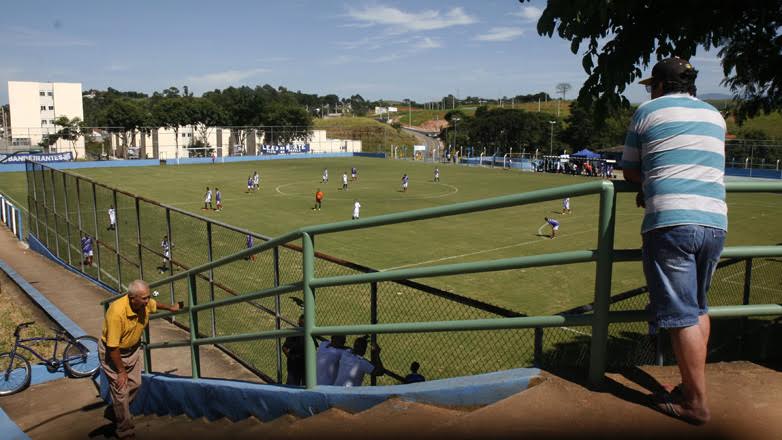 Para marcar a inauguração do novo gramado, Bandeirantes e Unidos da Vila se enfrentaram em um jogo amistoso.