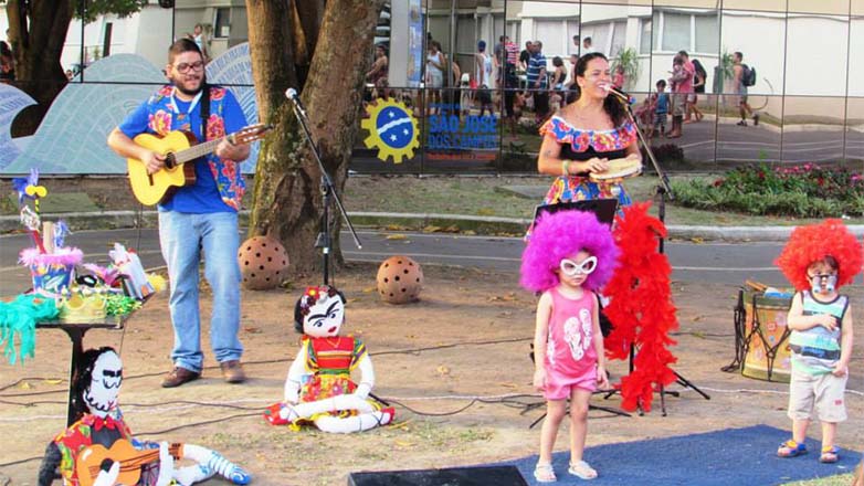Oficina de Carnaval e matinê agitam o Centro da Juventude 