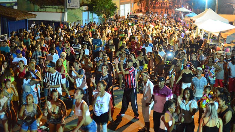 Imagens mostram o público durante a festa de Carnaval em Eugênio de Melo, distrito de São José dos Campos
