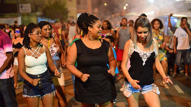 Imagens mostram o público durante a festa de Carnaval em Eugênio de Melo, distrito de São José dos Campos