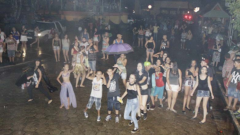 Imagens mostram o público na primeira noite de Carnaval de São Francisco Xavier 