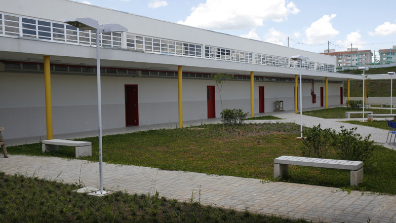 A escola tem capacidade para atender até 900 alunos do 1º ao 9º ano. A unidade já está em funcionamento desde o dia 11