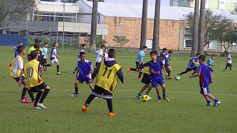 Crianças em seletivas de futebol