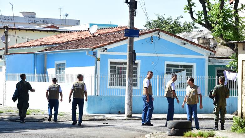 Soldados da Aeronáutica e agentes de combate à dengue