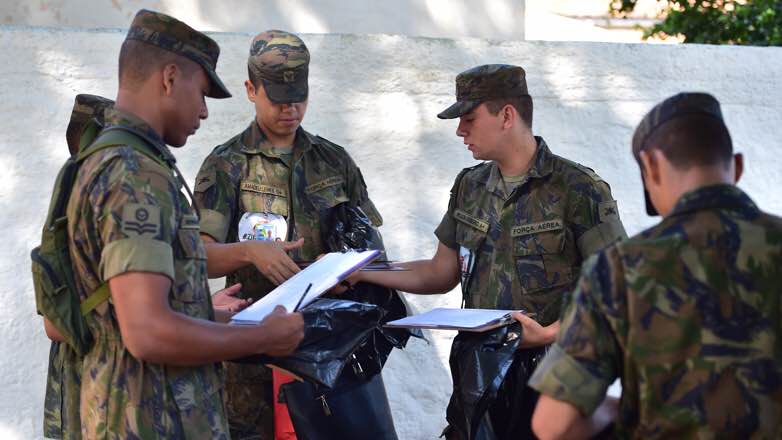 Soldados da Aeronáutica e agentes de combate à dengue
