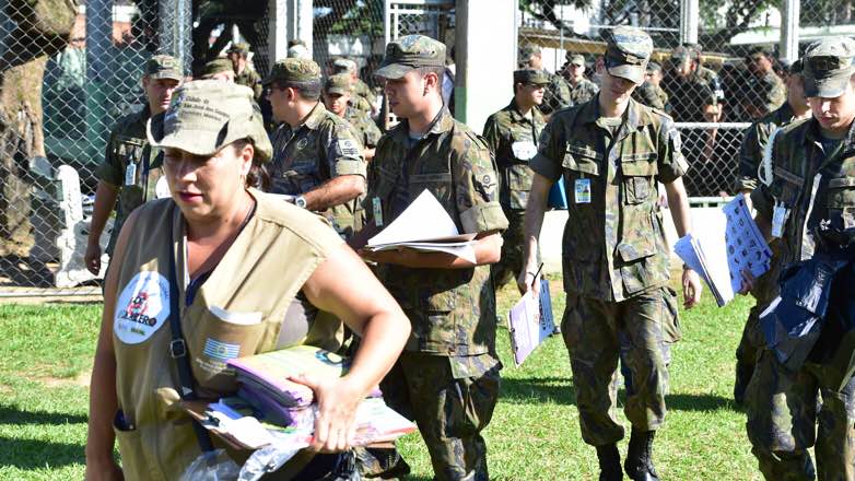 Soldados da Aeronáutica e agentes de combate à dengue