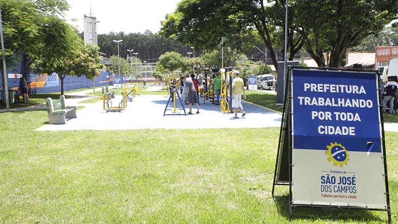 O espaço recebeu área verde, iluminação, passeio público, playground, pista de caminhada, quadra poliesportiva e academia ao ar livre. 