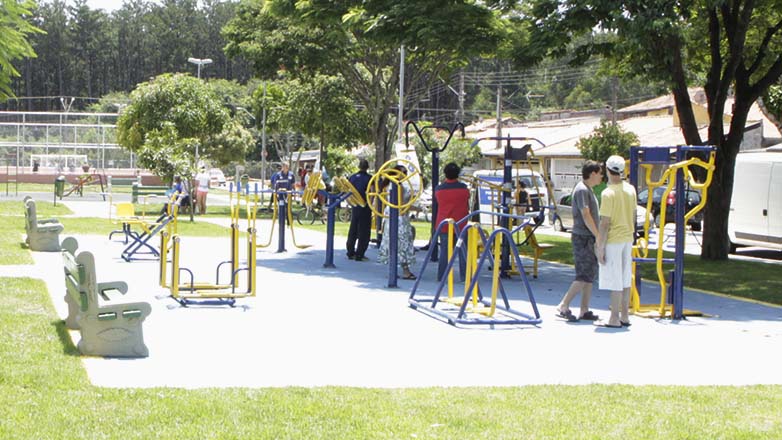 O espaço recebeu área verde, iluminação, passeio público, playground, pista de caminhada, quadra poliesportiva e academia ao ar livre. 