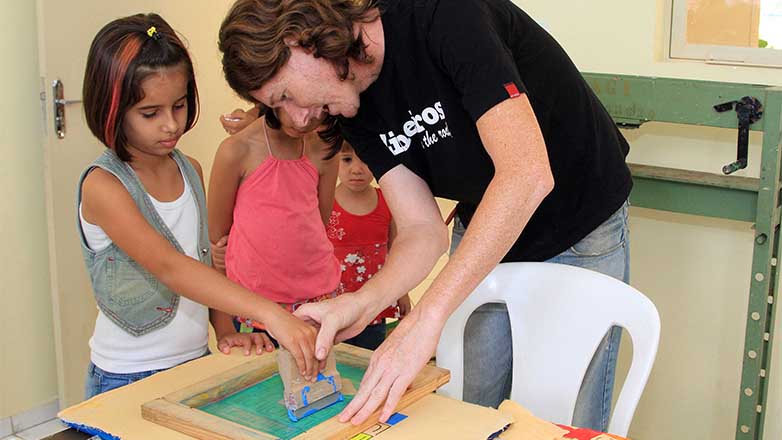 O programa Arte nos Bairros  oferece vagas para oficinas e ações artísticas para  crianças, adolescentes, jovens e adultos