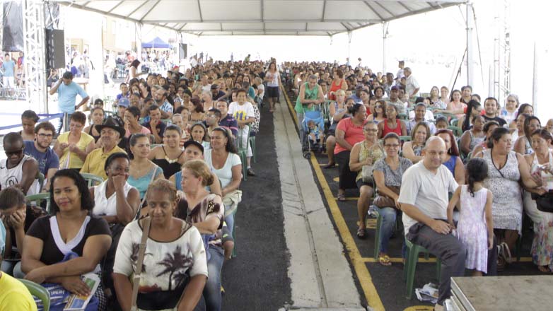 Cleide da Silva, uma das contempladas, estourou champanhe para comemorar o fato de agora ter sua casa própria