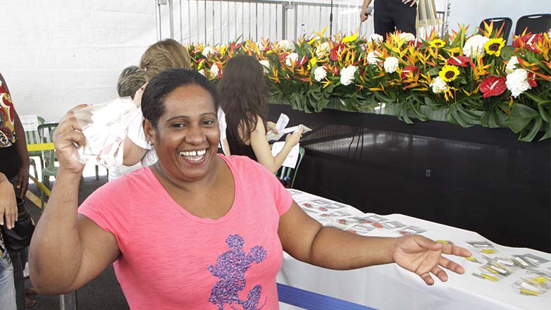 Cleide da Silva, uma das contempladas, estourou champanhe para comemorar o fato de agora ter sua casa própria