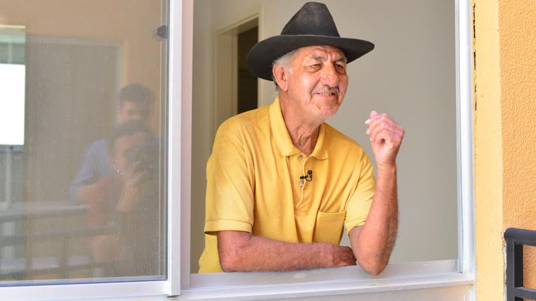 Cleide da Silva, uma das contempladas, estourou champanhe para comemorar o fato de agora ter sua casa própria