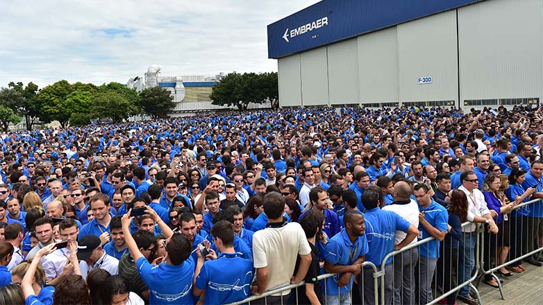 Mais de 6 mil pessoas, entre autoridades, empresários e funcionários da Embraer, assistiram a apresentação do E190-E2