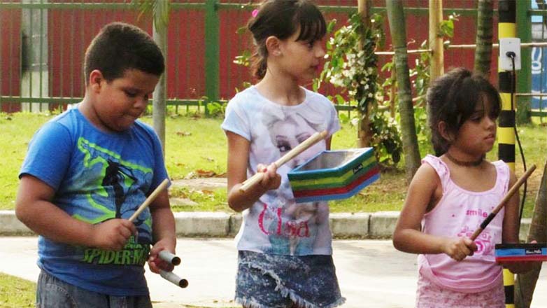 Oficina ensina a transformar material reciclável em instrumento musical