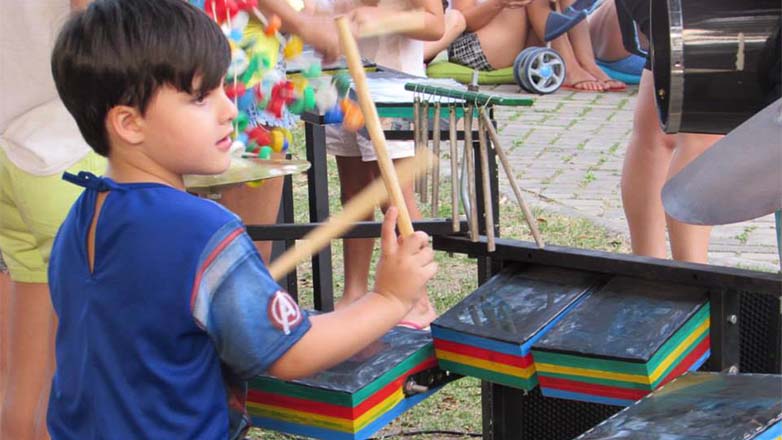 Oficina ensina a transformar material reciclável em instrumento musical