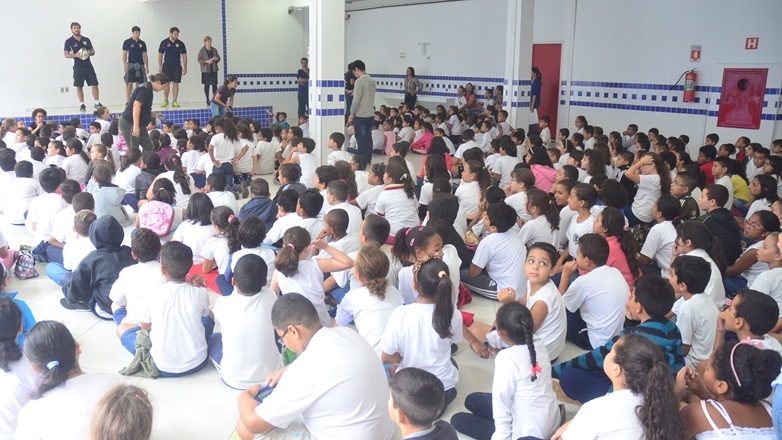 Alunos de escolas municipais recebem jogadores da Seleção de Rugby