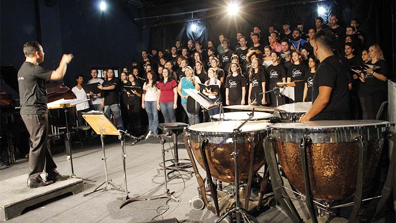Cia jovem em reabertura do Municipal