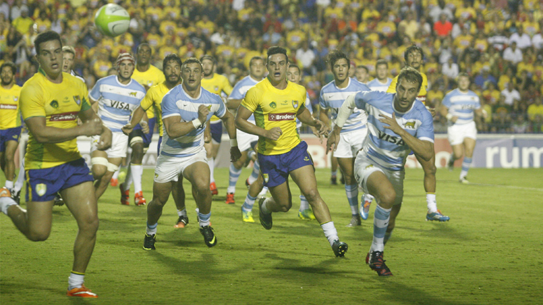 Disputa entre os jogadores argentinos e brasileiros durante o jogo