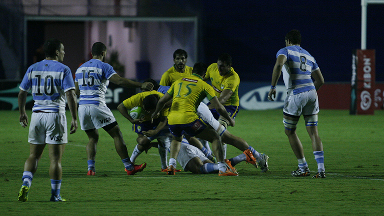Disputa entre os jogadores argentinos e brasileiros durante o jogo
