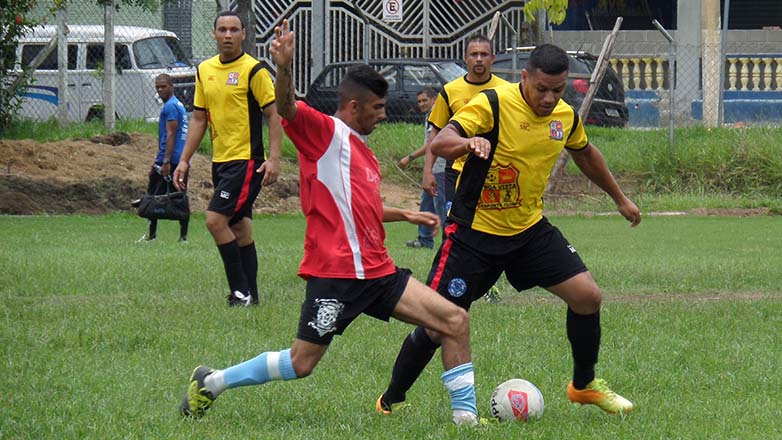 Equipes amadoras de futebol durante jogo
