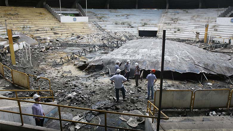 O teto foi retirado e a estrutura de concreto na área do ginásio será 100% reaproveitada 