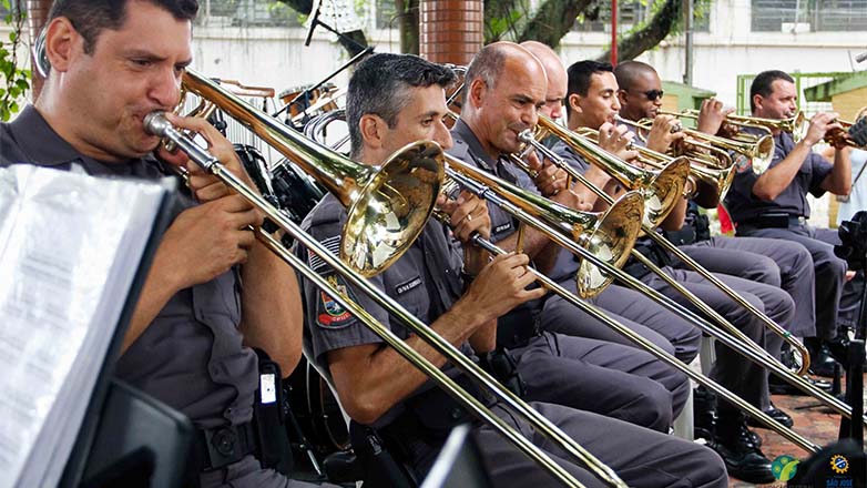 Banda da PM faz homenagem ao percussionista Naná Vasconcelos no projeto Sons do Meio-dia