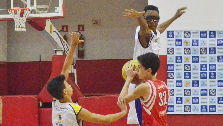 Equipes de basquete do sub-12 e sub-18 estreiaram com vitória