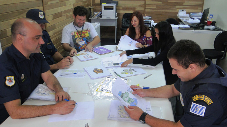 GMC fazendo seleção de desenhos para escolha do novo mascote do Programa Escola Segura