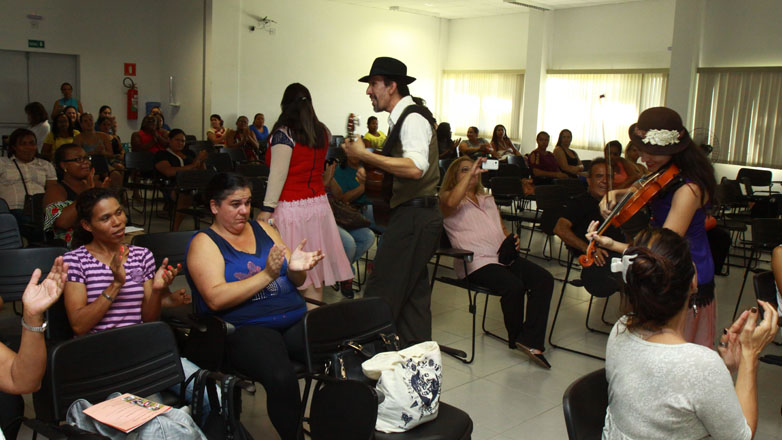 Comemoração ao Dia da Mulher reúne cerca de 300 bolsistas