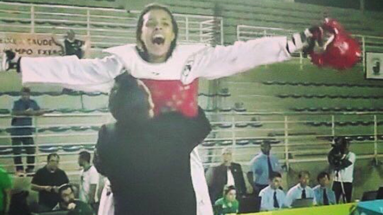 Julia Vasconcelos vibra após a vitória