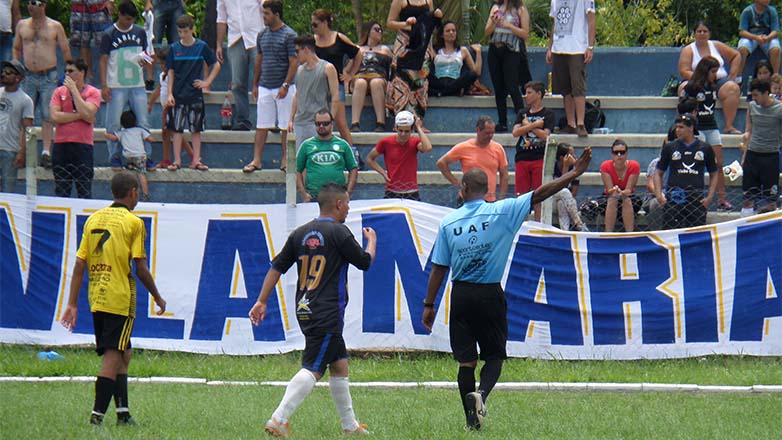 Times de futebol amador durante jogo