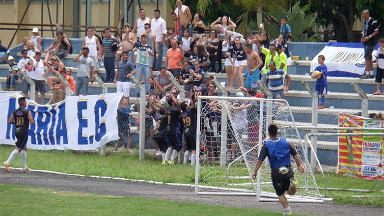 Times de futebol amador durante jogo