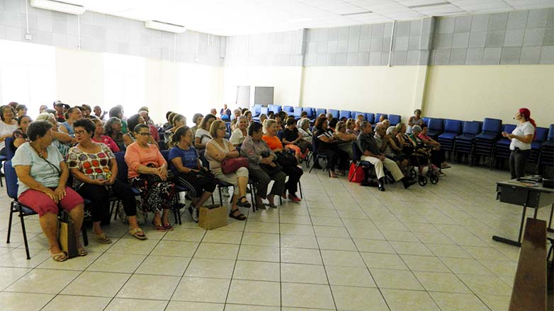 Palestra sobre nutrição na casa do idoso