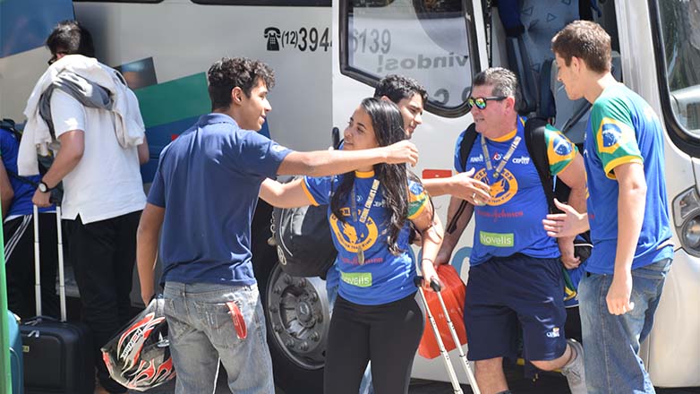 Equipe Cephatron é recebida com festa pelos prêmios em evento de robótica  