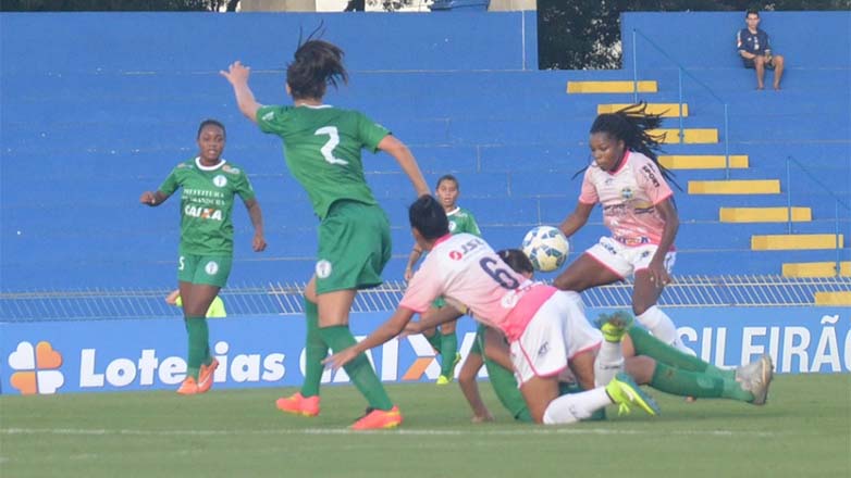 As meninas do São José venceram o Iranduba (AM) no Estádio Martins Pereira, por 4 a 0 e deram um show de bola