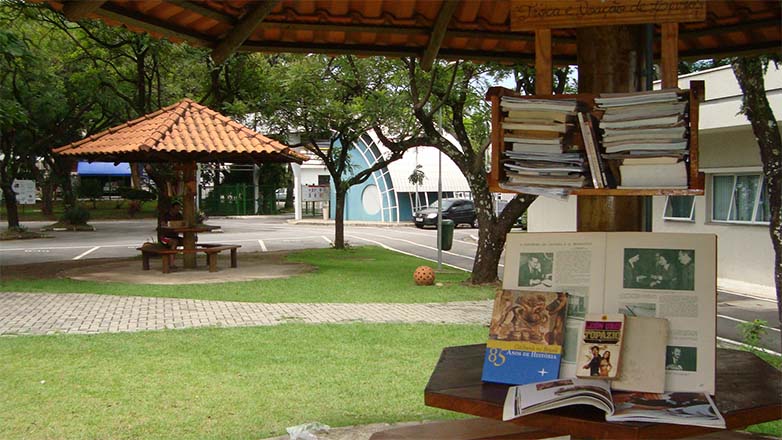 Troca de Livros no Centro da Juventude