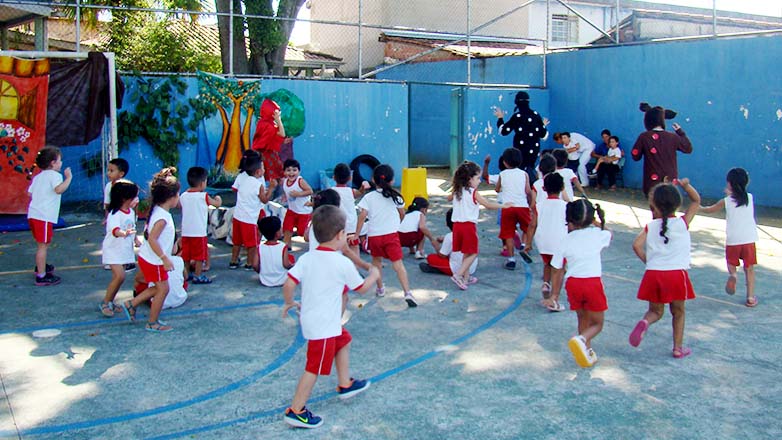 As crianças estão participando ativamente da Semana de Mobilização da família e da comunidade escolar contra o aedes aegypti