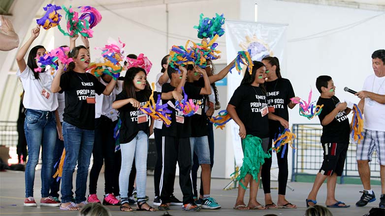 Integrantes da Escola a Municipal de Ensino Fundamental Rosa Tomita, do Jardim São José 2, região leste, comemoram a vitória.
