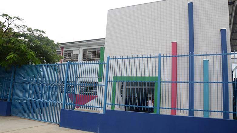 O projeto incluiu rampa de acessibilidade, 6 novas salas de aula, refeitório, quadra de esportes, ala administrativa e sala de leitura