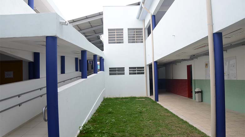 O projeto incluiu rampa de acessibilidade, 6 novas salas de aula, refeitório, quadra de esportes, ala administrativa e sala de leitura