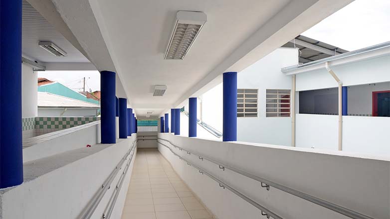 O projeto incluiu rampa de acessibilidade, 6 novas salas de aula, refeitório, quadra de esportes, ala administrativa e sala de leitura
