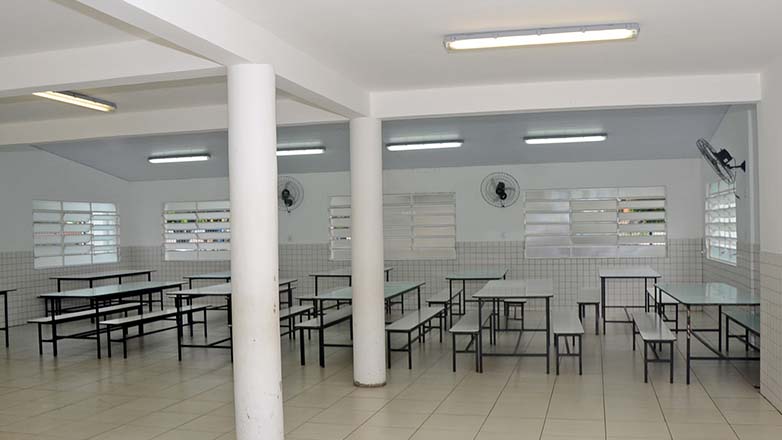 O projeto incluiu rampa de acessibilidade, 6 novas salas de aula, refeitório, quadra de esportes, ala administrativa e sala de leitura