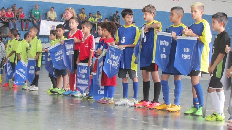 Após da cerimonia de abertura, a bola rolou entre equipes de futebol que disputaram um quadrangular nas categorias sub-7 e sub-11